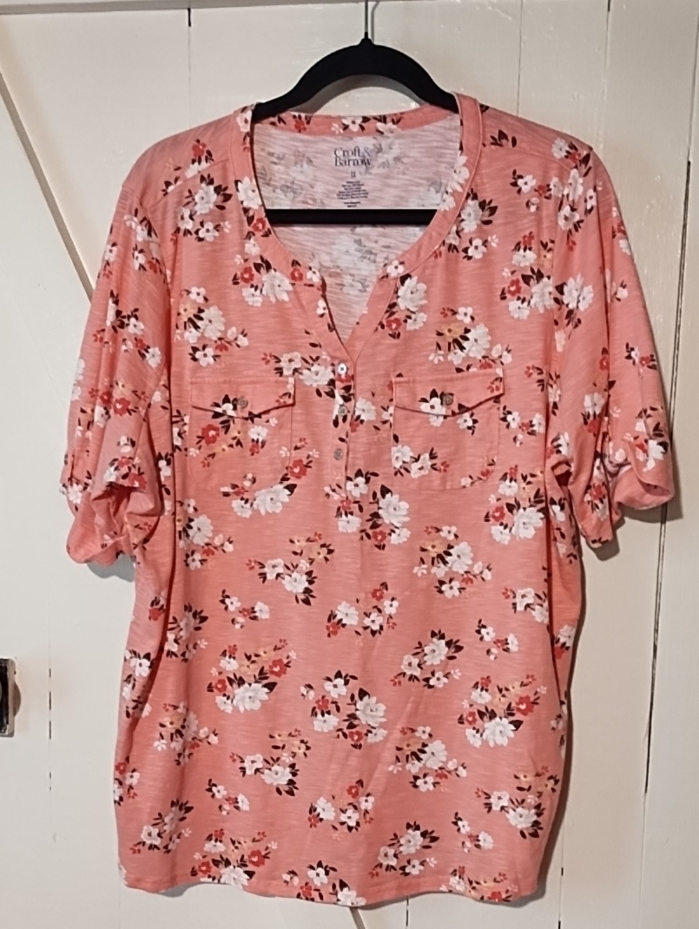 Like New 1X croft & barrow Coral Floral Short Sleeve Henley.